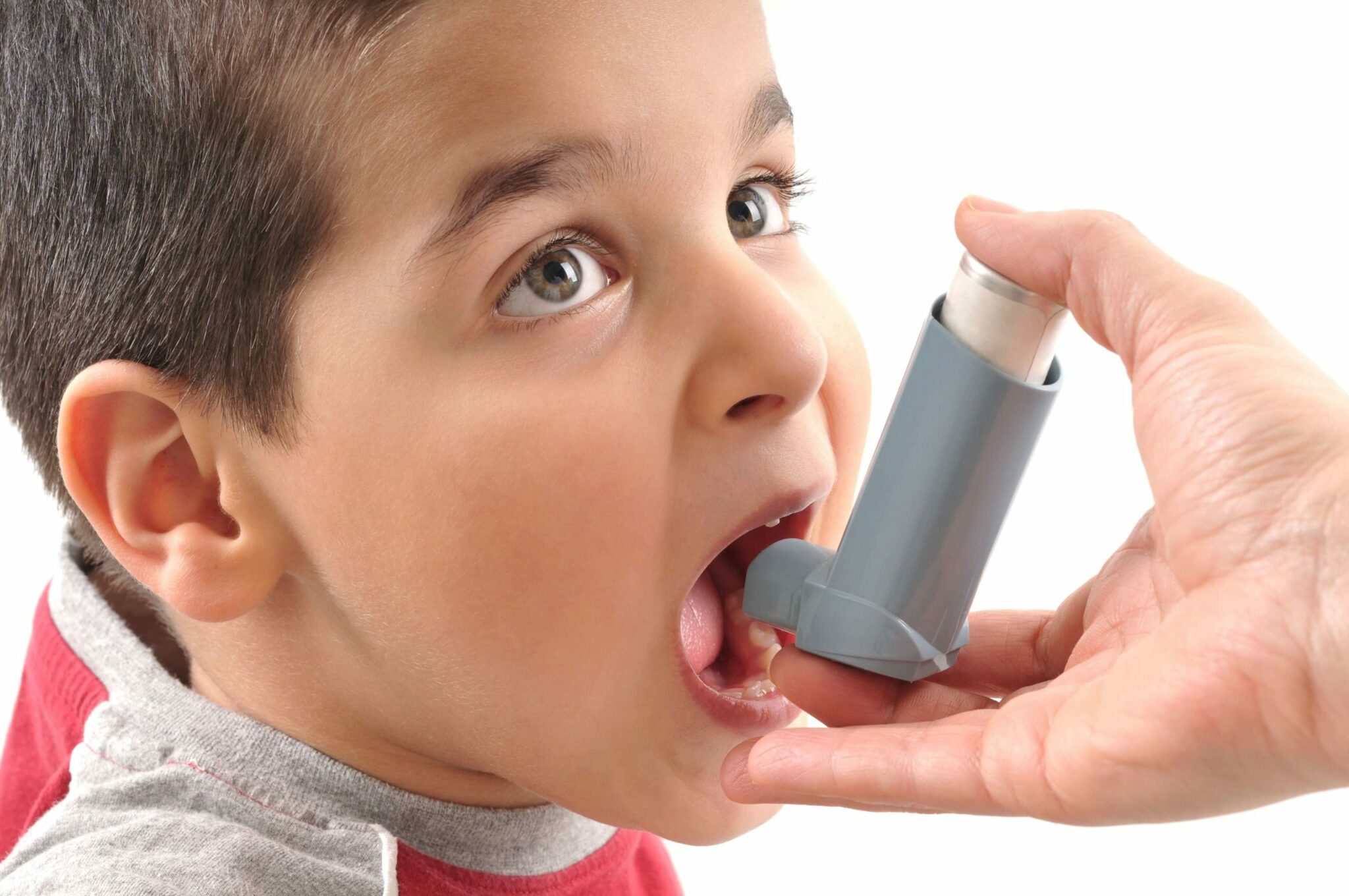 Развитие астмы у детей. Хронические заболевания у детей. Ребенок с карманным ингалятором. Ингалятор аллергический. Астма.