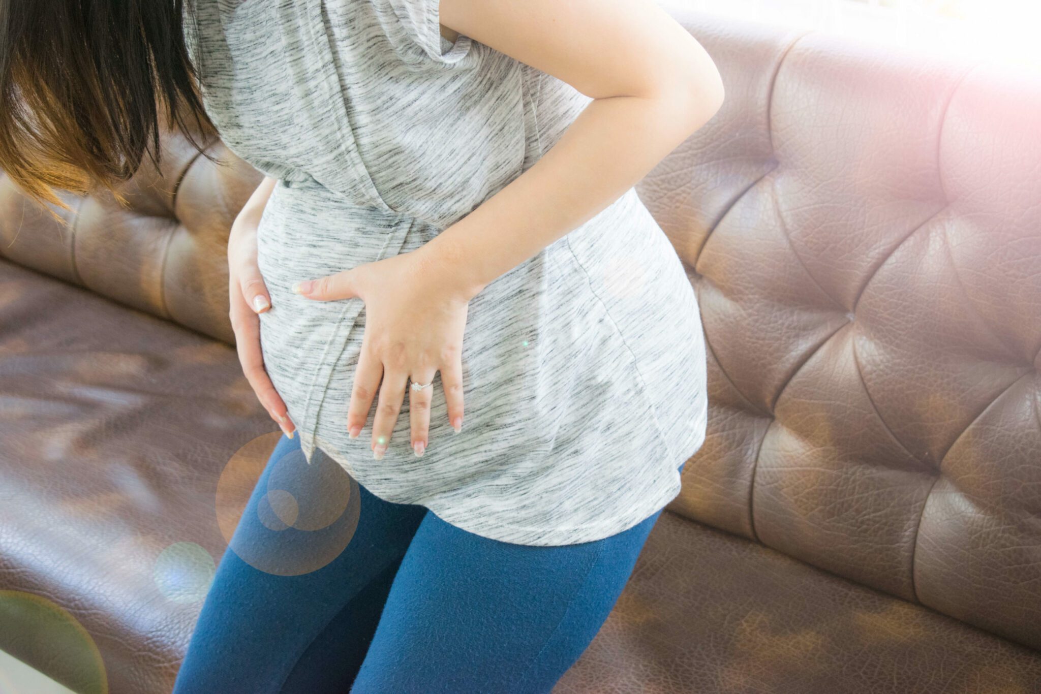 Болит живот 10 недель беременности. Живот беременной. Боли в животе у беременных. У беременной болит живот.